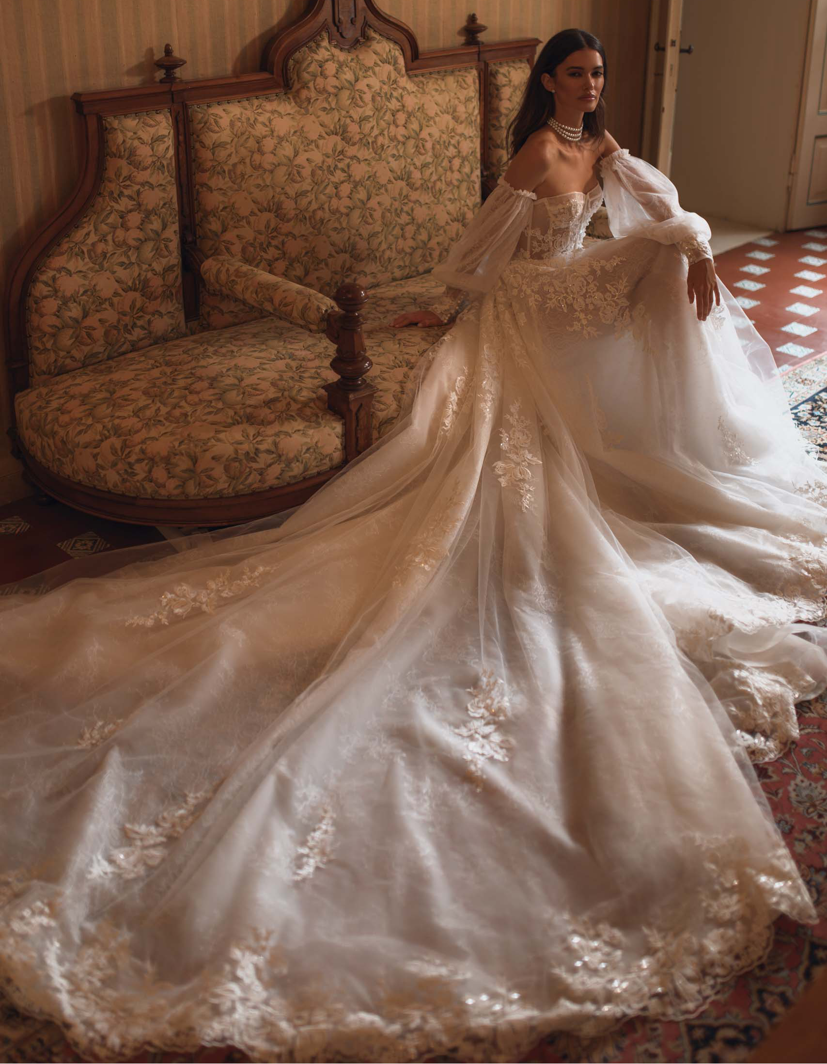Berta Couture Designer trouwjurk zittend
